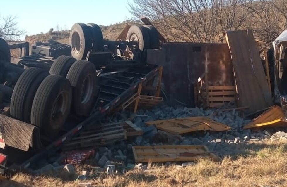 Accidente en Icho Cruz: volcó un camión en la ruta