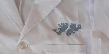 Los alumnos de la Escuela N° 2 de Comodoro Rivadavia homenajearon a las y los veteranos de Malvinas con sus uniformes.