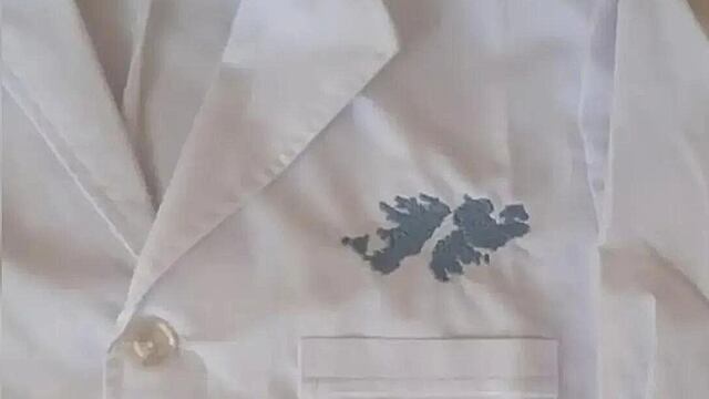 Los alumnos de la Escuela N° 2 de Comodoro Rivadavia homenajearon a las y los veteranos de Malvinas con sus uniformes.