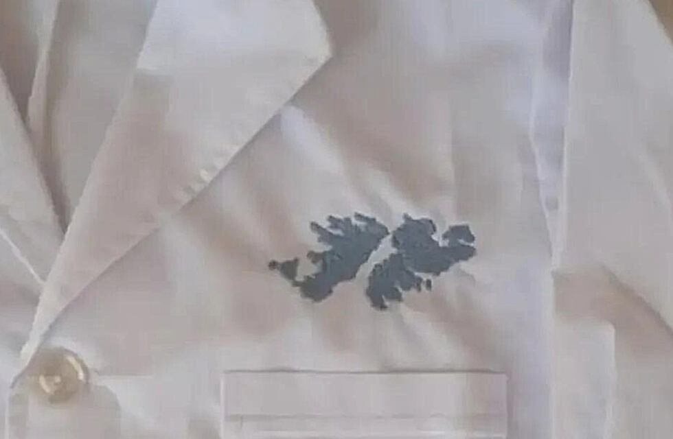 Los veteranos presentes: estudiantes de Comodoro Rivadavia vistieron las Islas Malvinas en sus guardapolvos