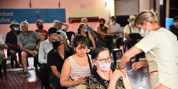 El exRegistro Civil vuelve estar rodeado de largas colas y barbijos por vacunación (Pedro Castillo)