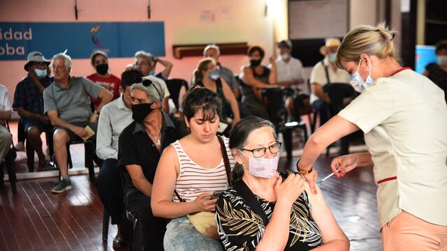 El exRegistro Civil vuelve estar rodeado de largas colas y barbijos por vacunación (Pedro Castillo)