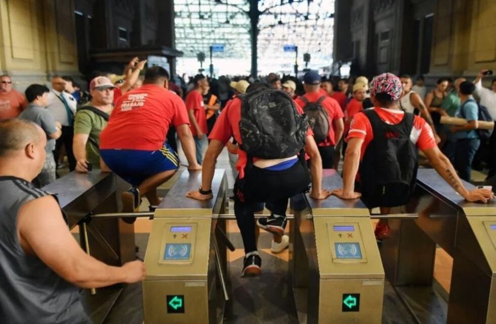 Transporte público: a cuánto aumenta la multa por saltar molinetes