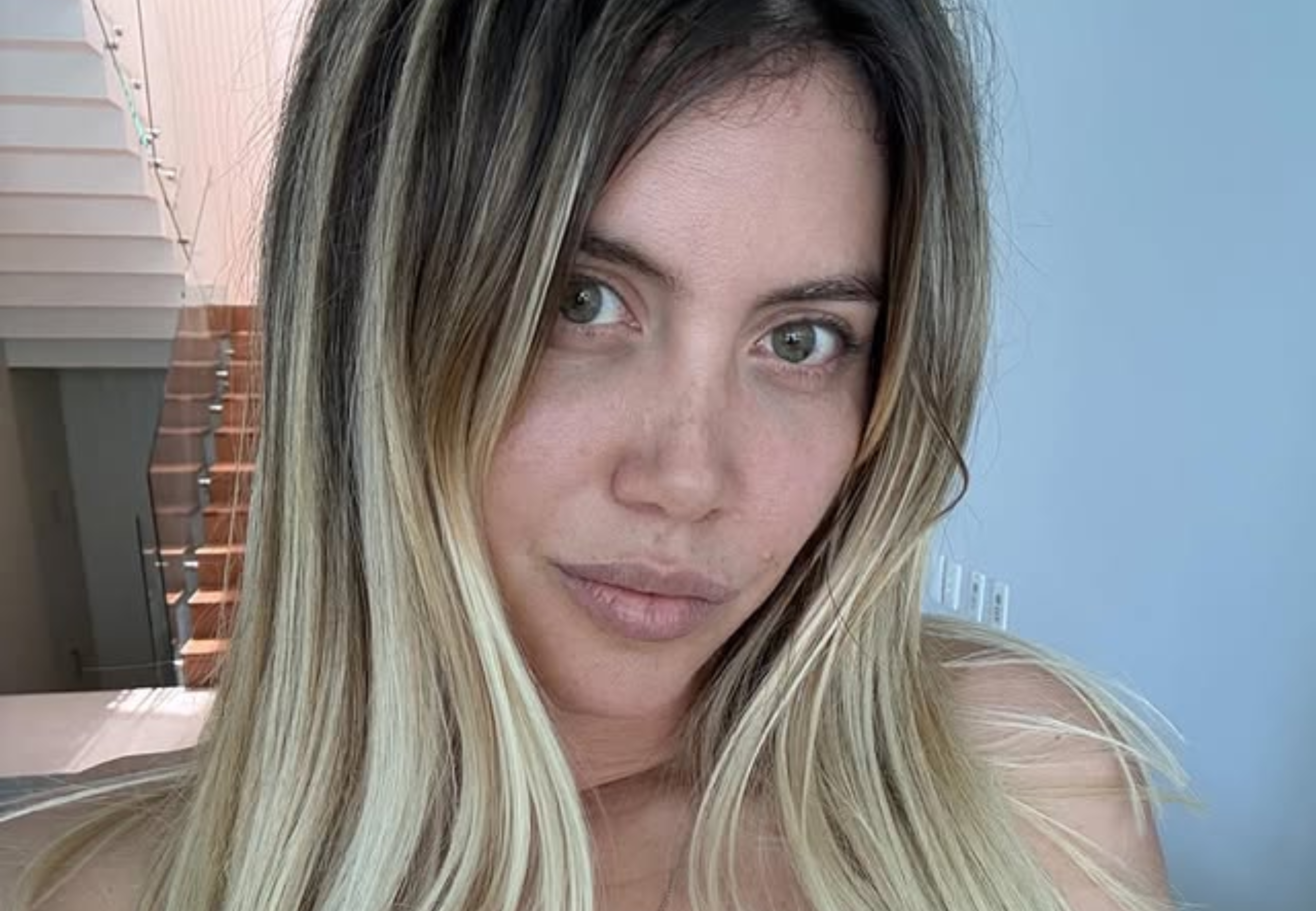 Desde la cama, Wanda Nara jugó al límite y encendió Instagram posando con muy poca ropa