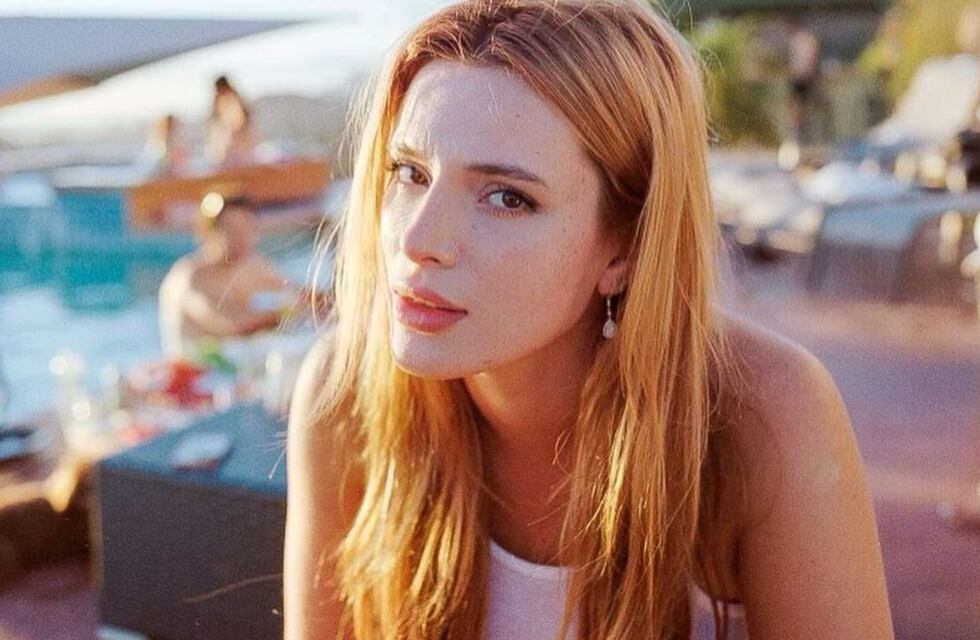 Con un conjunto de cuero total black, Bella Thorne sorprendió a sus fans en Instagram dejándose al descubierto