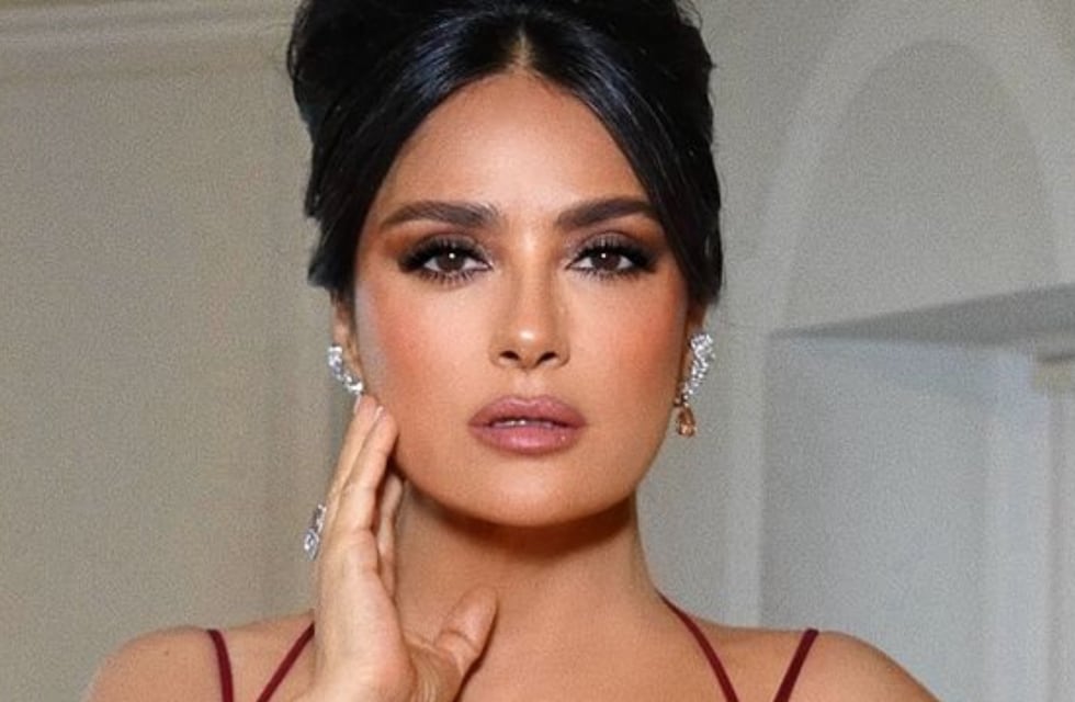 Salma Hayek posó en microbikini desde Ibiza a sus 57 años y lució sus canas al natural