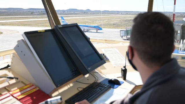 Abrieron nuevo programa de becas para curso de controladores aéreos en 14 ciudades y localidades de la Argentina.