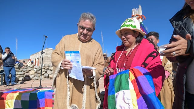 Jalil entregó el instrumento legal de creación del Municipio Laguna Blanca en el Día de la Pachamama