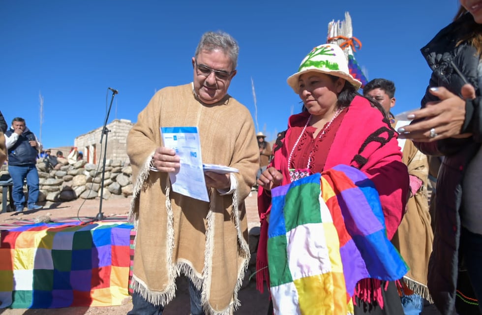 Jalil entregó el instrumento legal de creación del Municipio Laguna Blanca en el Día de la Pachamama