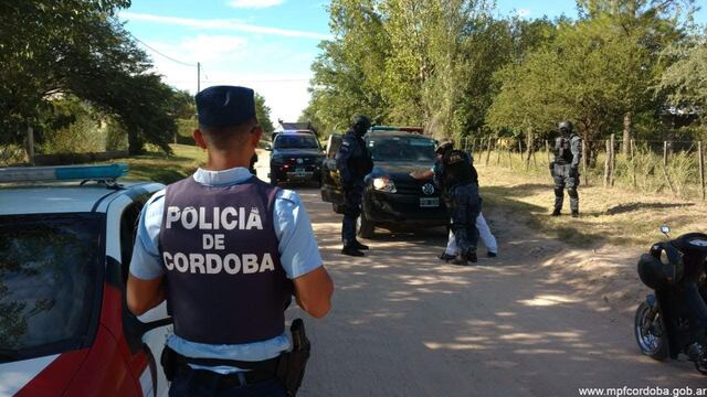 Momento del procedimiento policial en un domicilio en Cruz del Eje. (Foto: Ministerio Público Fiscal).