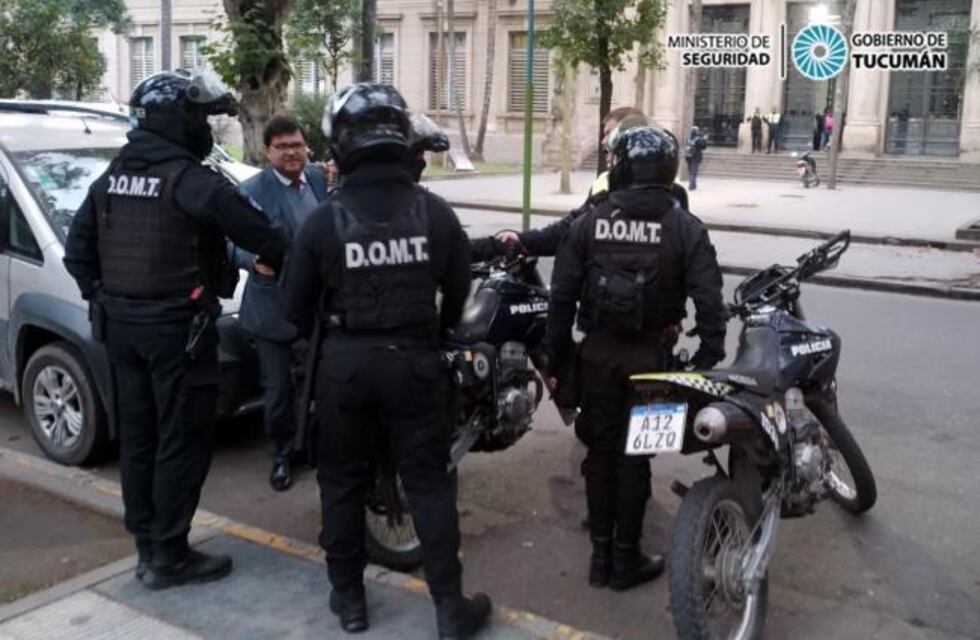 Despliegan operativo de seguridad en colegios de Capital tras incidentes entre estudiantes