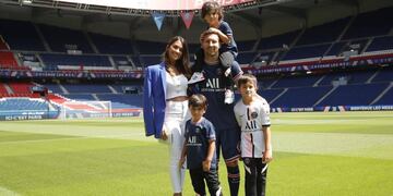 La familia rosarina dejó de lado la ropa deportiva y se vistió de gala para el evento en la capital francesa.