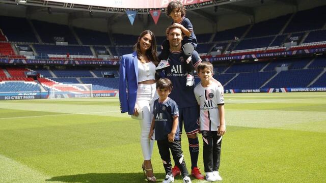 El matrimonio rosarino y los chicos visitaron el Parque de los Príncipes el día de la presentación oficial del futbolista.