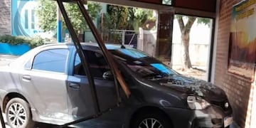 Un auto sin control impactó contra una iglesia en Puerto Iguazú.