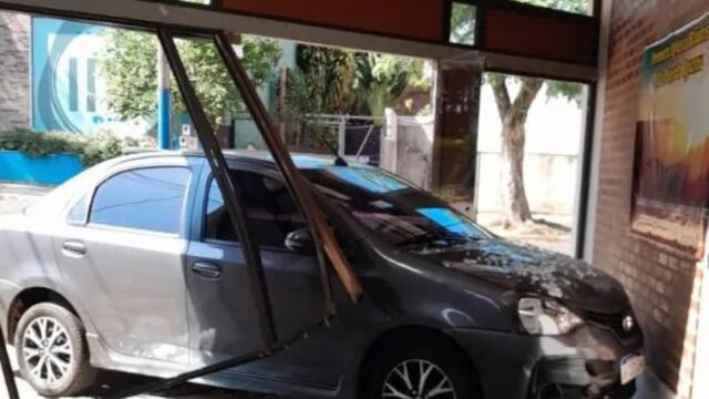 Un auto sin control impactó contra una iglesia en Puerto Iguazú.