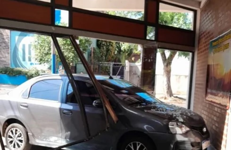 Un auto sin control impactó contra una iglesia en Puerto Iguazú