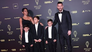 París (Francia), 30/10/2023.- Lionel Messi, Antonela Roccuzzo y sus hijos llegan a la ceremonia del Balón de Oro 2023 en el Teatro du Chatelet de París, Francia, 30 de octubre de 2023. (Francia) EFE/EPA/MOHAMMED BADRA
