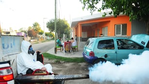 Fumigaciones conta mosquitos en los barrios de Córdoba para prevenir el dengue y otras enfermedades. Foto: Javier Ferreyra