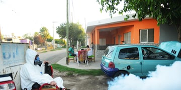 Fumigaciones conta mosquitos en los barrios de Córdoba para prevenir el dengue y otras enfermedades. Foto: Javier Ferreyra