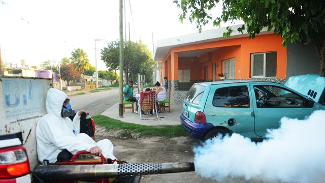 Fumigaciones conta mosquitos en los barrios de Córdoba para prevenir el dengue y otras enfermedades. Foto: Javier Ferreyra