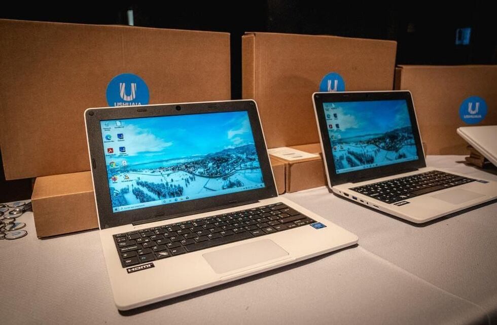 Conectar igualdad: Se entregaron computadoras a estudiantes de escuelas experimentales de Ushuaia