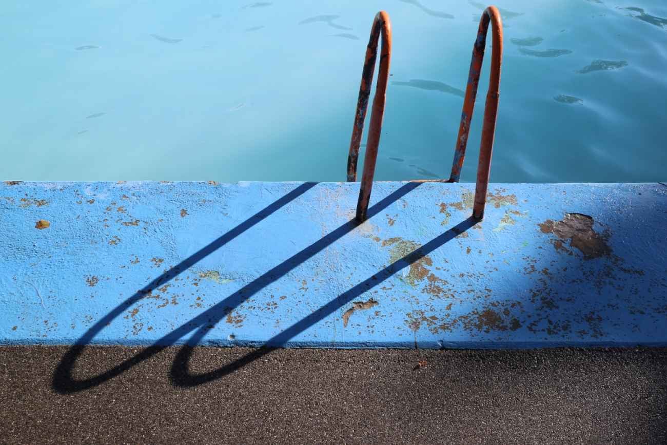 Unas tazas distribuidas por la noche bastan para ver resultados a la mañana siguiente y facilitar el aspirado.