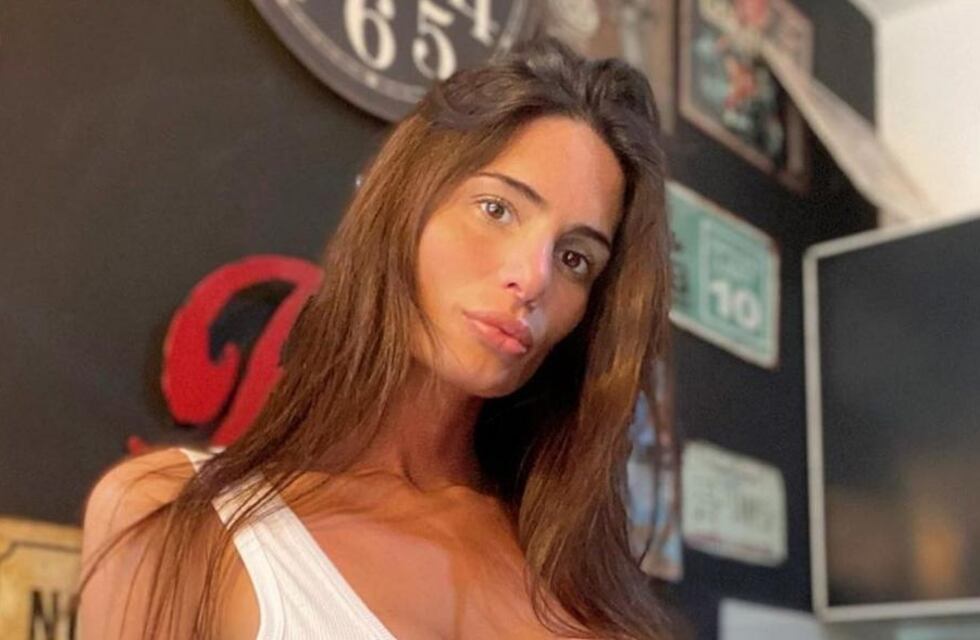 Magalí Mora al borde de la censura: posó con un top de brillos y casi se le escapa todo