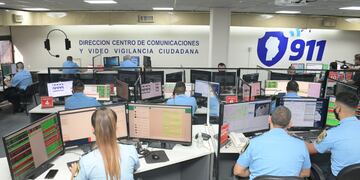 En Jefatura, en el marco del Plan Integral de Seguridad Ciudadana y Prevención del Delito, el ministro de Seguridad Alfonso Mosquera
, la jefa de Policía Liliana Zarate Belletti y el subjefe Ariel Lecler participan de la inauguración del Sistema de Emergencias #911PolicíaCba. 911 Foto: Policía de Córdoba.