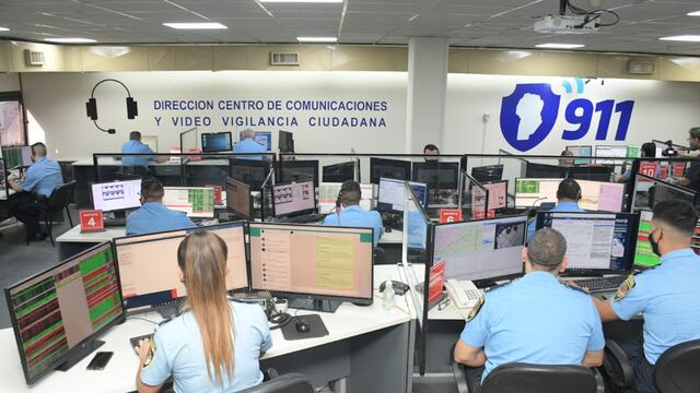 En Jefatura, en el marco del Plan Integral de Seguridad Ciudadana y Prevención del Delito, el ministro de Seguridad Alfonso Mosquera
, la jefa de Policía Liliana Zarate Belletti y el subjefe Ariel Lecler participan de la inauguración del Sistema de Emergencias #911PolicíaCba. 911 Foto: Policía de Córdoba.