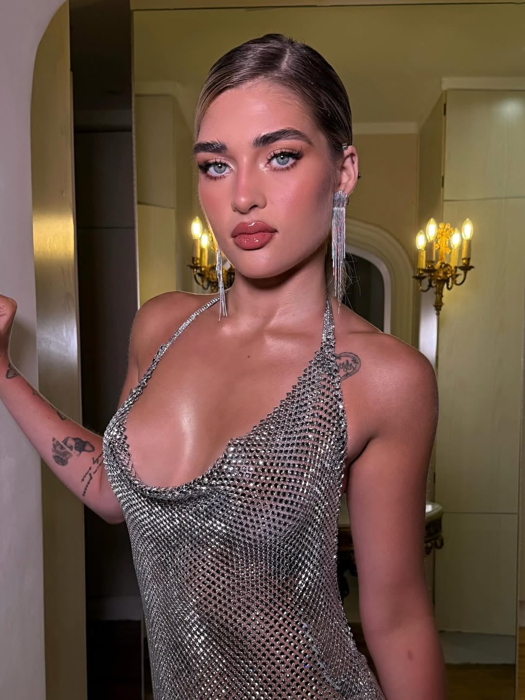 Martita Fort se vistió de gala y llevó un vestido con brillos y transparencias