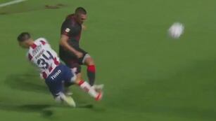 Fernando Alarcon salió a despejar y Franco Pardo lo cruzó muy fuerte. Instituto juega ante un Unión que se quedó con 10 (Captura de TV).