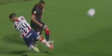 Fernando Alarcon salió a despejar y Franco Pardo lo cruzó muy fuerte. Instituto juega ante un Unión que se quedó con 10 (Captura de TV).