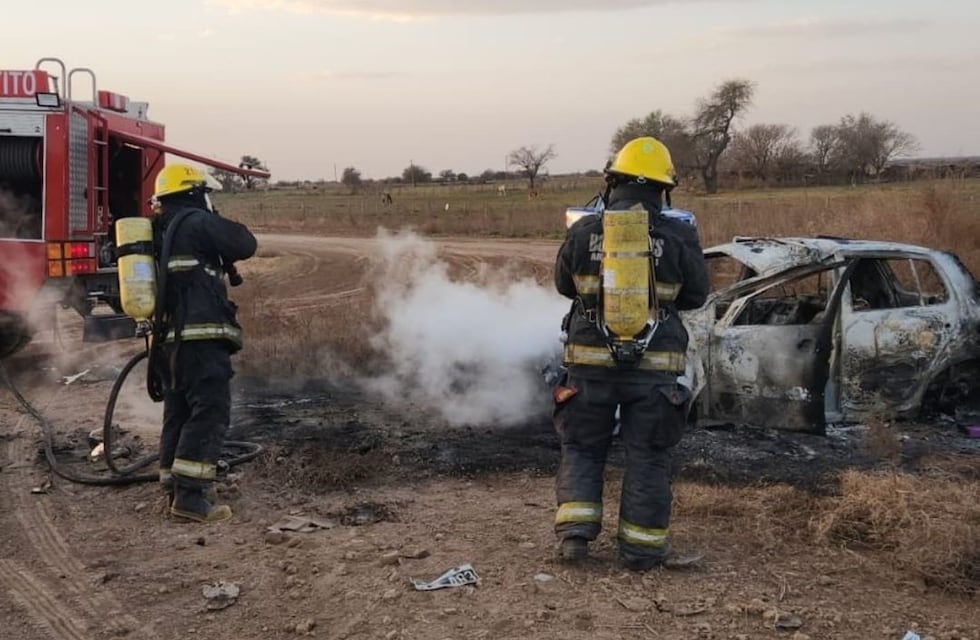 Arroyito: un vehiculo luego de impactar contra un montículo de tierra se incendió