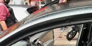 La réplica del arma que tenía el delincuente. (Foto: Clarín)