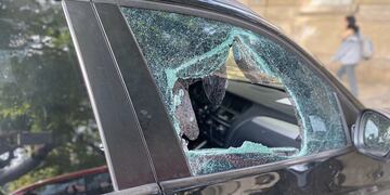 El auto en el que se trasladaba el funcionario terminó con el vidrio estallado