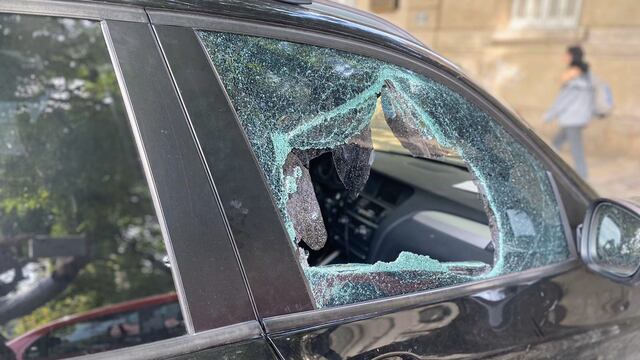 El auto en el que se trasladaba el funcionario terminó con el vidrio estallado