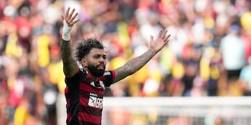 El infalible Gaby Gol, autor del tanto del triunfo para el Flamengo campeón. El saludo de Talleres (La Voz).