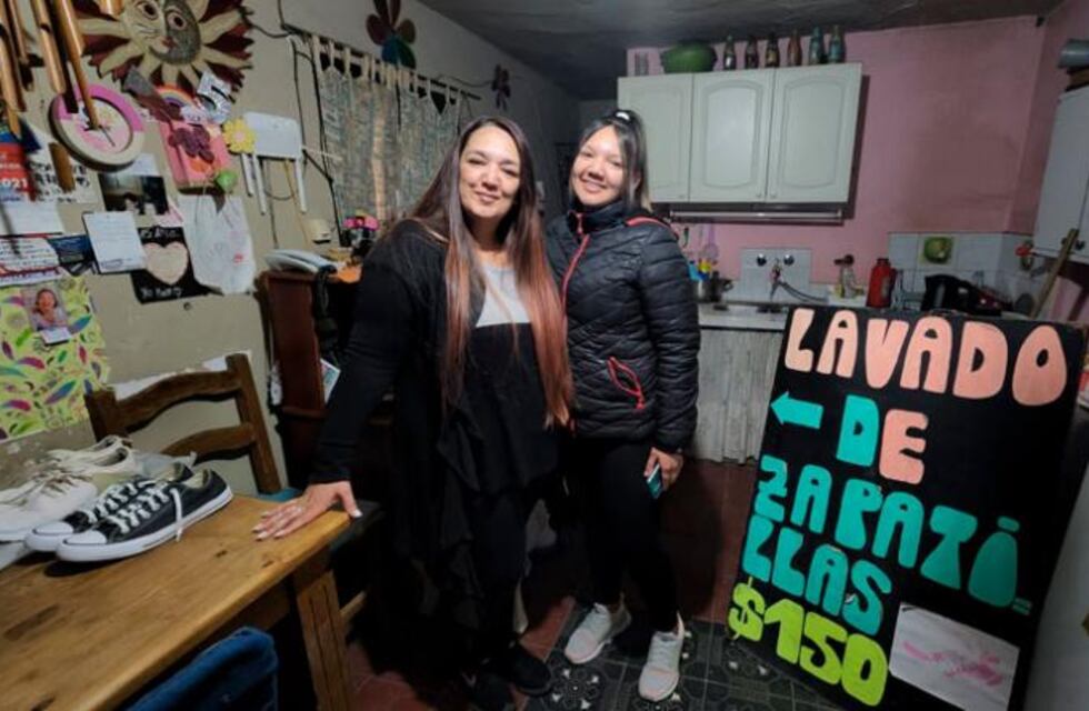 Kayla, la cordobesa que lava zapatillas para recaudar dinero para su cena de egreso