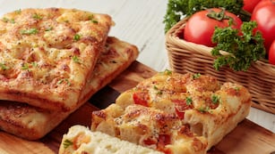 Cómo hacer focaccia con solo 6 ingredientes.