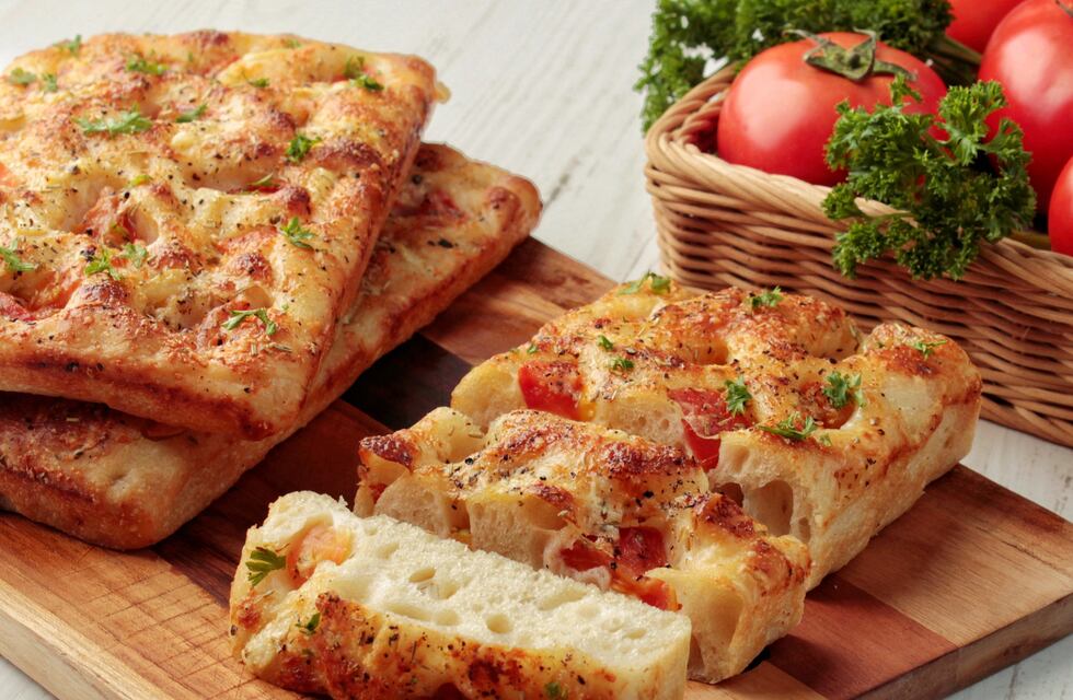 Cómo hacer focaccia con solo 6 ingredientes: la receta con el paso a paso que no puede fallar