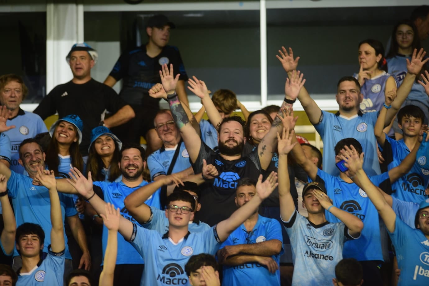Los hinchas de Belgrano en la cancha de Rosario Central. (José Gabriel Hernández / La Voz).