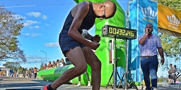 El local Juan Ignacio Segovia festeja su triunfo.