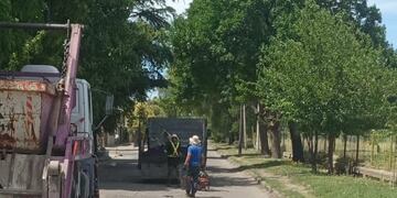 Aseguran que continúa el bacheo en diferentes sectores de Punta Alta, con personal municipal y la cooperativa contratada.