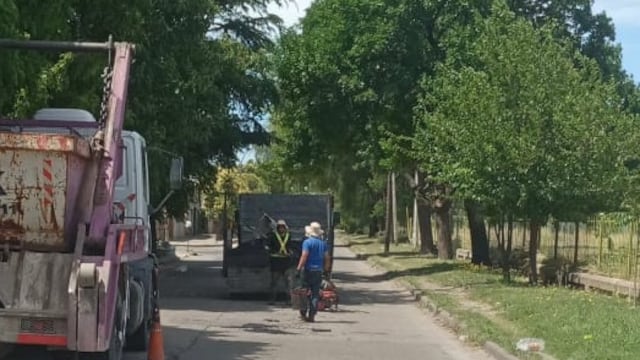Aseguran que continúa el bacheo en diferentes sectores de Punta Alta, con personal municipal y la cooperativa contratada.