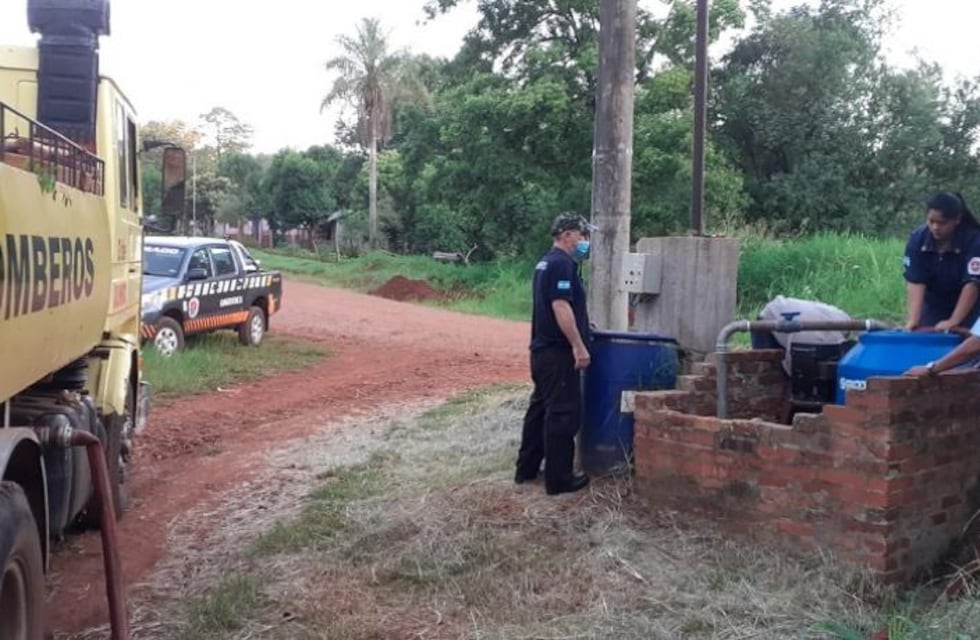 Eldorado: la CEEL y Bomberos Voluntarios asistieron a vecinos del kilómetro 18 con agua potable