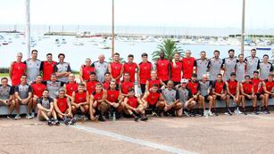El plantel rojinegro volvió de Montevideo el último lunes.