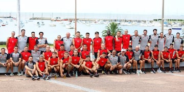 El plantel rojinegro volvió de Montevideo el último lunes.