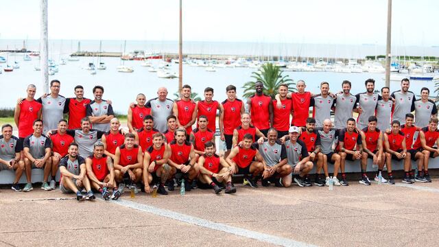 El plantel rojinegro volvió de Montevideo el último lunes.
