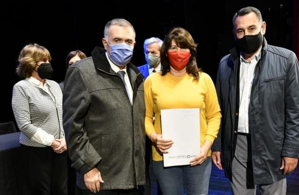 El gobernador entregó 600 escrituras a tucumanos de diferentes localidades de la provincia