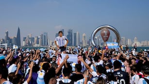 Hinchas argentinos en Doha (AP)